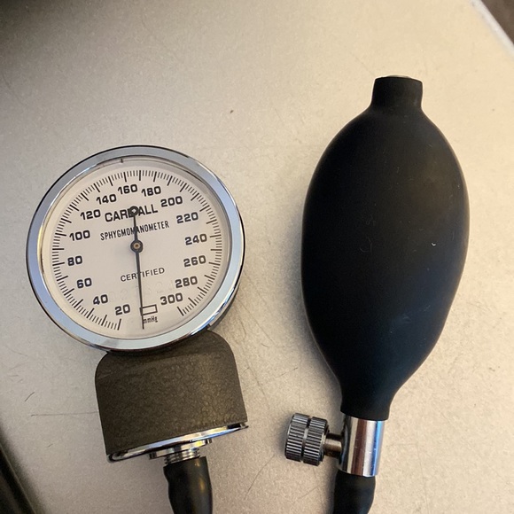 Brand new sphygmomanometer w/case-smoke free home - Picture 3 of 3